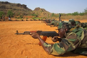Des militaires maliens pendant un exercice de tir le 8 avril 2013. © Baba Ahmed/AP/SIPA