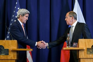 Le secrétaire d’Etat américain John Kerry (g) et le ministre russe des Affaires étrangères Sergueï Lavrov, se serrent la main à l’issue d’une conférence de presse sur le conflit syrien, le 9 septembre 2016 à Genève. © AFP