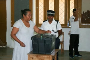 Une femme vote lors des législatives, le 10 septembre 2016 à Victoria, aux Seychelles. © AFP