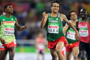 L’Algérien Abdellatif Baka, devant l’Éthiopien Tamiru Demisse et le Kényan Henry Kirwa, lors du 1500 mètres (T13) des Jeux paralympiques de Rio, le 12 septembre 2016. © Bob Martin/AP/SIPA