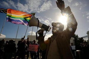 Manifestation de membres de la communauté LGBT, le 19 mai 2012 au Cap. © RODGER BOSCH/AFP