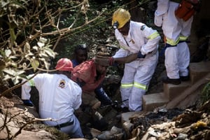 Un chercheur d’or illégal est extrait de la mine désaffectée où il était bloqué, le 11 septembre 2016 à Johannesburg. © JOHN WESSELS/AFP