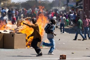 Violences lors d’une manifestation contre le régime, le 26 août 2016 à Harare. © ZINYANGE AUNTONY/AFP