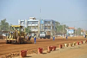 Construction d’avenues et de routes dans et autour de Niamey (Niger), par l’entreprise Sogea-Satom en janvier 2016. © Vincent Fournier/JA