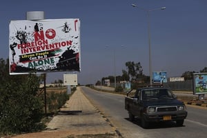 Un pick up à côté d’une affiche contre l’intervention étrangère en Libye, à Benghazi, le 4 avril 2011. © Altaf Qadri/ AP/SIPA