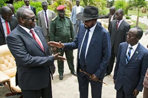 Le président sud-soudanais Salva Kiir (au c.) salue Riek Machar, son vice-président devenu depuis le chef de l’opposition, le 29 avril 2016 à Djouba. © ALBERT GONZALEZ FARRAN/AFP