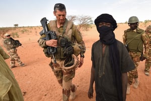 Une patrouille conjointe des armées française et malienne à Timbamogoye (Nord), en mars. © Pascal Guyot/AFP