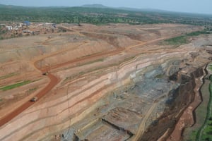 Vue aérienne de la mine d’or de Mana de l’entreprise semafo. © Renaud VAN DER MEEREN pour Les Editons du Jaguar