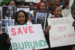 La communauté burundaise manifeste devant le bâtiment des Nations unies le 26 avril 2016. © Bebeto Matthews/AP/SIPA