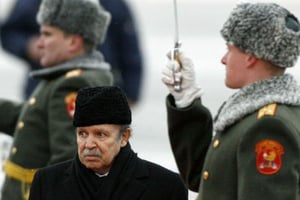 Abdelaziz Bouteflika lors de son arrivée à Moscou le 18 février 2008. © MIKHAIL METZEL/AP/SIPA