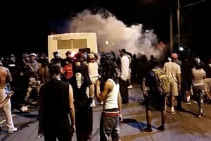La police tire des gaz à lacrymogènes en direction des manifestants à Charlotte (Caroline du Nord), le 20 septembre 2016. © Ely Portillo/AP/SIPA