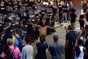 Un manifestant fait face à la police à Charlotte (Oklahoma), le  21 septembre 2016. © Jeff Siner/AP/SIPA