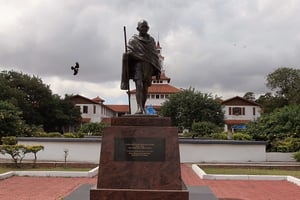 La statue du leader de l’indépendance indienne, le Mahatma Gandhi à Accra au Ghana, le 22 septembre 2016. © Christian Thompson/AP/SIPA