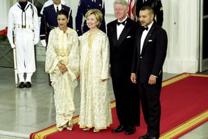 Le couple Clinton recevant le roi Mohammed VI et la princesse Lalla Meriem, le 20 juin 2000, à la Maison Blanche. © Ron Sachs/cnp/sipa/rea