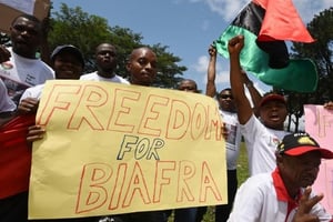 Des Nigérians du Biafra manifestent dans le quartier Biafra d’Abidjan, demandant la libération du leader indépendantiste Nnamdi Kanu, le 23 septembre 2016. © Sia KAMBOU/AFP