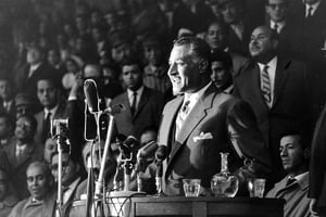 Gamal Abdel Nasser à la tribune, au stade municipal d’Alger le 3 mai 1963. © ARCHIVE JA