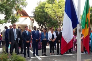 Manuel Valls dans une école franco-sénégalaise de Dakar, le 23 septembre 2016. © Benjamin Roger/Jeune Afrique