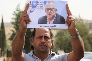 Un homme brandit une photo de l’écrivain jordanien Nahd Hattar pendant un sit-in dans la ville d’Al-Fuheis, près d’Amman, en Jordanie, le 25 septembre 2016. © Raad Adayleh/AP/SIPA