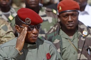 Le capitaine putschiste Moussa Dadis Camara et son aide de camp, également chef de la garde présidentielle, Abubakar « Toumba » Diakité, le 2 octobre 2009 à Conakry. © SCHALK VAN ZUYDAM/AP/SIPA