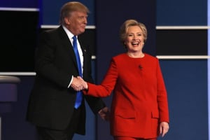 La candidate démocrate Hillary Clinton et son rival républicain Donald Trump à l’issue du premier débat télévisé, le 26 septembre 2016 à New York. © afp.com – Timothy A. CLARY