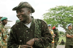 Gabriel Amisi à l’aéroport de Kindu, en 2002. Il était à l’époque l’un des commandants de la rébellion Rassemblement congolais pour la démocratie (RCD). © AP/SIPA/Rodrique Ngowi
