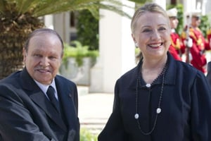 Le président algérien Abdelaziz Bouteflika et Hillary Clinton lors de l’arrivée de cette dernière à Alger le 29 octobre 2012. © Saul Leob/AP/SIPA