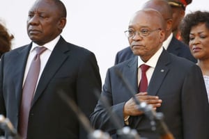 L’ancien président sud-africain Jacob Zuma (à droite) en compagnie de Cyril Ramaphosa (à gauche) au Parlement à Cape Town, le 11 février 2016. © Mike Hutchings/AP/SIPA