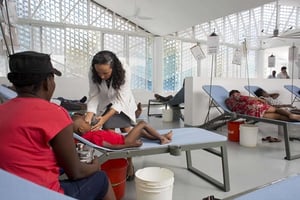 Une femme médecin soigne un enfant atteint du choléra à Port-au-Prince, Haïti, le 24 février 2016. © Dieu Nalio Chery/AP/Sipa