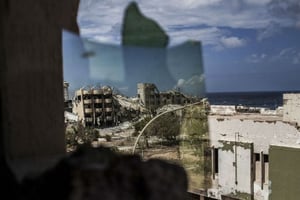 Vue de tripoli depuis le repère d’un soldat des forces libyennes affiliées au gouvernement le 27 septembre 2016. © Manu Brabo/AP/SIPA