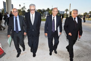 Lakhdar Brahimi (2e à g.) et Abderrahmane Youssoufi (à sa gauche), à Rabat, le 30 octobre 2015. © Rachid Tniouni