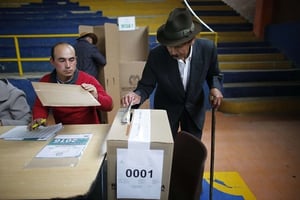 Un homme vote en Colombie le 2 octobre 2016. © Ariana Cubillos/AP/SIPA