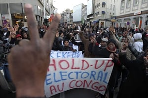 Des manifestants congolais à Paris demandent la convocation d’élections, le 10 décembre 2011. © Yves Logghe/AP/SIPA