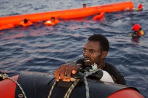 Un migrant au large de la Libye, le 29 août 2016. © Emilio Morenatti/AP/SIPA