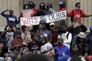 Des étudiants en grève, à Johannesburg, le 4 octobre 2016. © Themba Hadebe/AP/SIPA