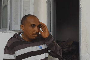 Lotfi al-Arabi El Gherissi, un des ex-détenus tunisien de la CIA, se confie à l’ONG Human Rights Watch. © Capture d’écran/HumanRightsWatchFR/Youtube