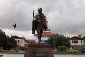 La statue du leader de l’indépendance indienne, le Mahatma Gandhi à Accra au Ghana, le 22 septembre 2016. © Christian Thompson/AP/SIPA