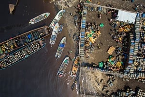 Le port de Banana, à l’embouchure du fleuve Congo, à l’extrème ouest de la République démocratique du Congo, ou transit l’essentiel du traffic de carburant provenant de l’Angola voisin, le 29 juin 2016. © Gwenn Dubourthoumieu pour JA