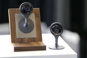 Les caméras Nest Labs commercialisées par Google permettent la surveillance à distance. Elles sont couplées à des détecteurs d’incendie, eux aussi contrôlables sur Internet. © Eric Risberg/AP/SIPA