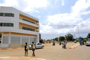 Aménagement d’un carrefour et nouvel immeuble à Djidjolé (quartier nord-ouest de Lomé). © Àprésent pour JA