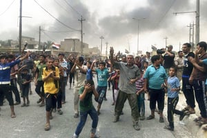 Des habitants de Qayyarah, à 70 km au sud de Mossoul, célébrant la libération de la ville, le 26 août. © AP/SIPA