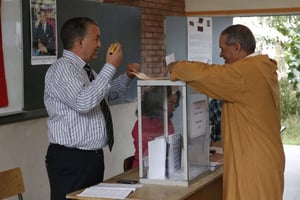 Opération de vote dans un bureau à Rabat le vendredi 7 octobre. © Abdeljalil Bounhar/AP/SIPA
