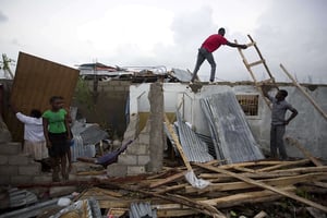 Des habitants au milieu de leur maison détruite par l’ouragan Matthew, le 6 octobre 2016. © Dieu Nalio Chery/AP/SIPA