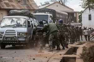 Heurts entre policiers et manifestants à Soamahamanina opposés à la compagnie chinoise Jiuxing Mines qui exploite le gisement aurifère de Soamahamanina, le 29 septembre 2016, à Madagascar. © RIJASOLO/AFP