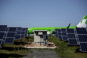 Des panneaux solaires à l’aéroport sud-africain de George (sud), le 26 septembre 2016. © GIANLUIGI GUERCIA/AFP