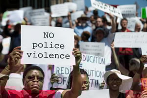 Manifestation contre les inégalités raciales dans l’éducation à Johannesburg, le 7 octobre 2016. © Mujahid Safodien/AFP