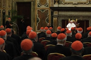 Le pape François rencontre les cardinaux peu après son élection, le 15 mars 2013 au Vatican. © AP/SIPA