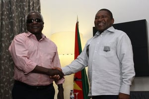 Lors d’une rencontre entre le président du Mozambique Filipe Nyusi (D) et le chef de l’opposition Afonso Dhlakama (G), le 7 février 2015, à Maputo. © Sergio Costa/AFP