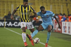 Terence Kongolo, à droite, durant un match le 29 septembre 2016 à Istanbul. © STR/AP/SIPA