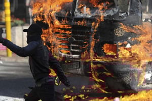Un étudiant manifestant près de l’université de Johannesburg, le 10 octobre 2016. © AP/SIPA