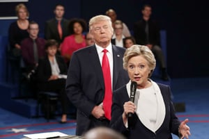 Hillary Clinton et Donald Trump lors du second débat pour la présidentielle américaine le 9 octobre 2016 à Washington. © Rick T. Wilking/AP/SIPA